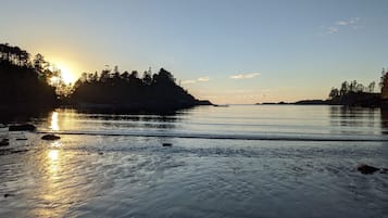 Chaises longues, serviettes de plage