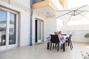 Outdoor dining - The House of Corals (Monopoli)