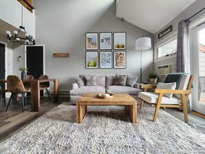 Älytelevisio, takka, pöytätennispöytä, kirjoja