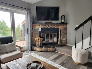 Smart TV, fireplace, ping pong, books