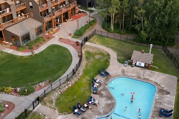 Una piscina techada, una piscina al aire libre