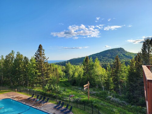 Ski-In/Ski-Out - Pool & Hot Tub - 6-Person Condo in Lutsen Mountains