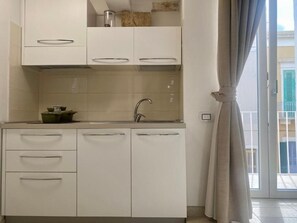 Refrigerador, horno, placa de cocina, cafetera/tetera