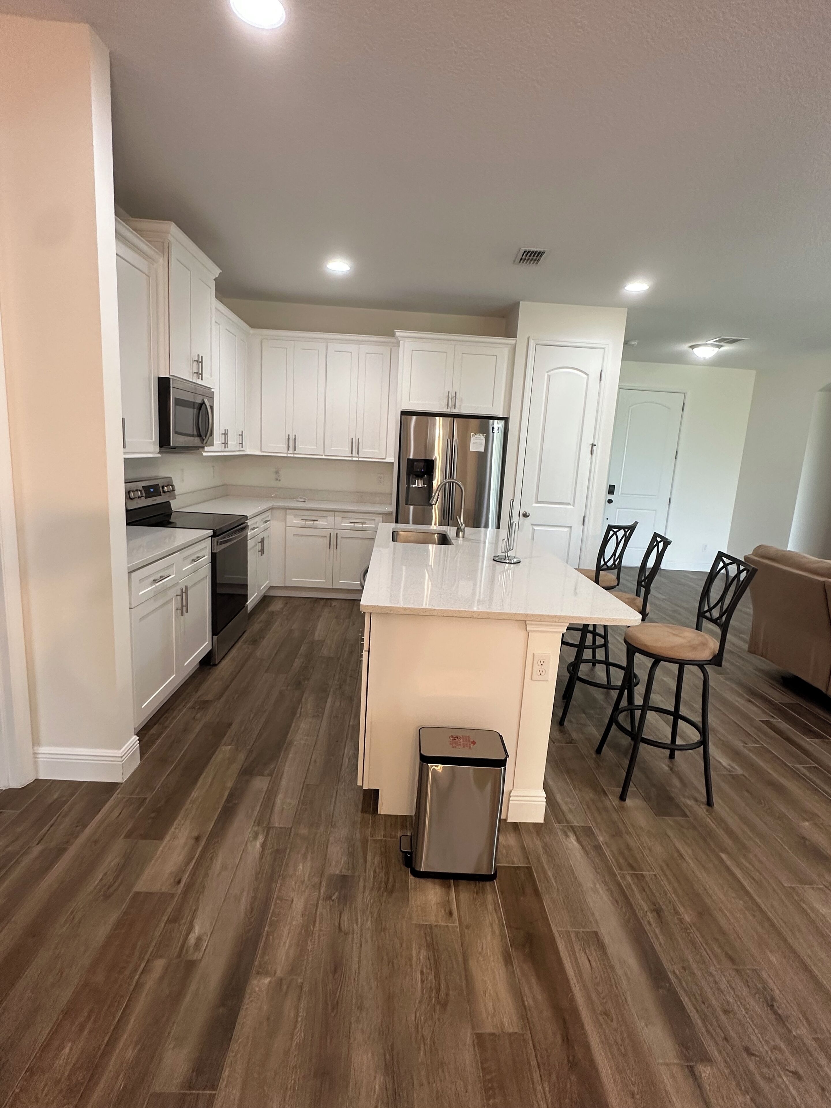 Kjøleskap, mikrobølgeovn, ovn og kokeplater