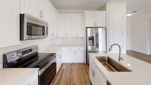 Réfrigérateur, four à micro-ondes, un four, surface de cuisson