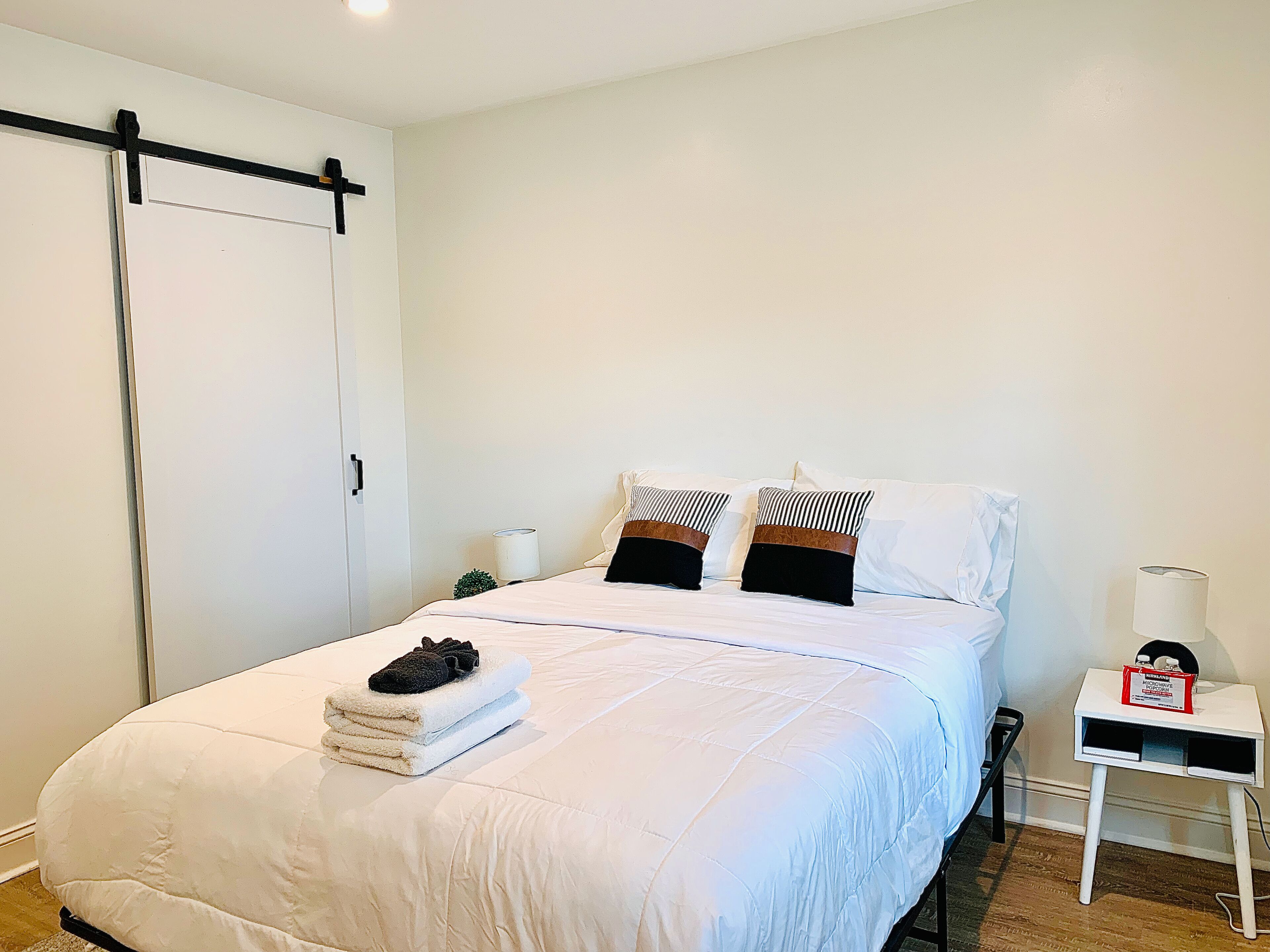 1A Queen room private bath ADA ramp in shared Inn - 10m airport CHS riverfront