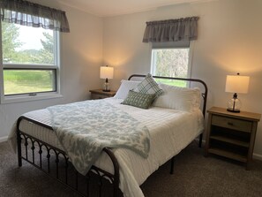 2 slaapkamers, een strijkplank/strijkijzer, gratis wifi, beddengoed