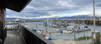 Beautiful Homer Spit Vacation Rental Overlooking Harbor