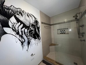 Dusche, Haartrockner, Handtücher, Seife