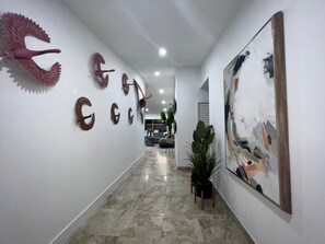 Interior - Flamingo's Resort/ Arcade Machine/Heated Pool/ 5 Bedrooms/ Pool Table/ BBQ (Miami)