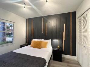 5 bedrooms, in-room safe, iron/ironing board, travel crib - Flamingo's Resort/ Arcade Machine/Heated Pool/ 5 Bedrooms/ Pool Table/ BBQ (Miami)