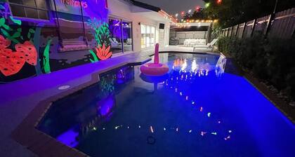 Flamingo's Resort/ 5 Bedrooms/ Game Room/ Heated Pool/ BBQ