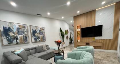 Flamingo's Resort/ Heated Pool/ 5 Bedrooms/ Pool Table/ Game Room