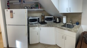 Fridge, microwave, coffee/tea maker, toaster - Cozy Suite next to Nose Hill Park 10 min airport 15 min downtown. Pet friendly! (Calgary)