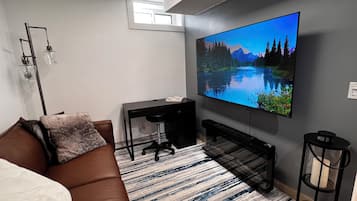 Smart TV, fireplace