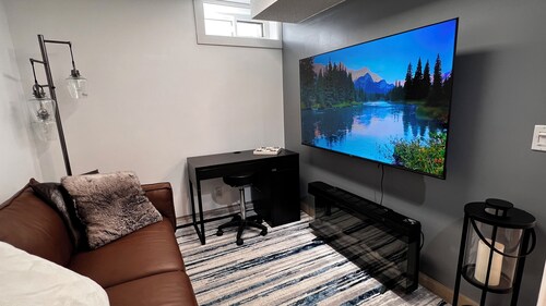 Cozy Suite next to Nose Hill Park 10 min airport 15 min downtown. Pet friendly!