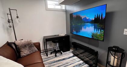 Cozy Suite next to Nose Hill Park 10 min airport 15 min downtown. Pet friendly!
