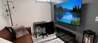 Cozy Suite next to Nose Hill Park 10 min airport 15 min downtown. Pet friendly!