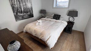 1 bedroom, desk, iron/ironing board, free WiFi - Cozy Suite next to Nose Hill Park 10 min airport 15 min downtown. Pet friendly! (Calgary)