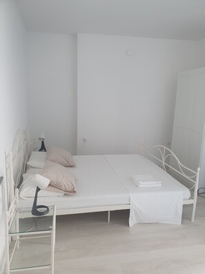 2 bedrooms, iron/ironing board, WiFi, bed sheets - Amazing see view apartment (Šibenik)
