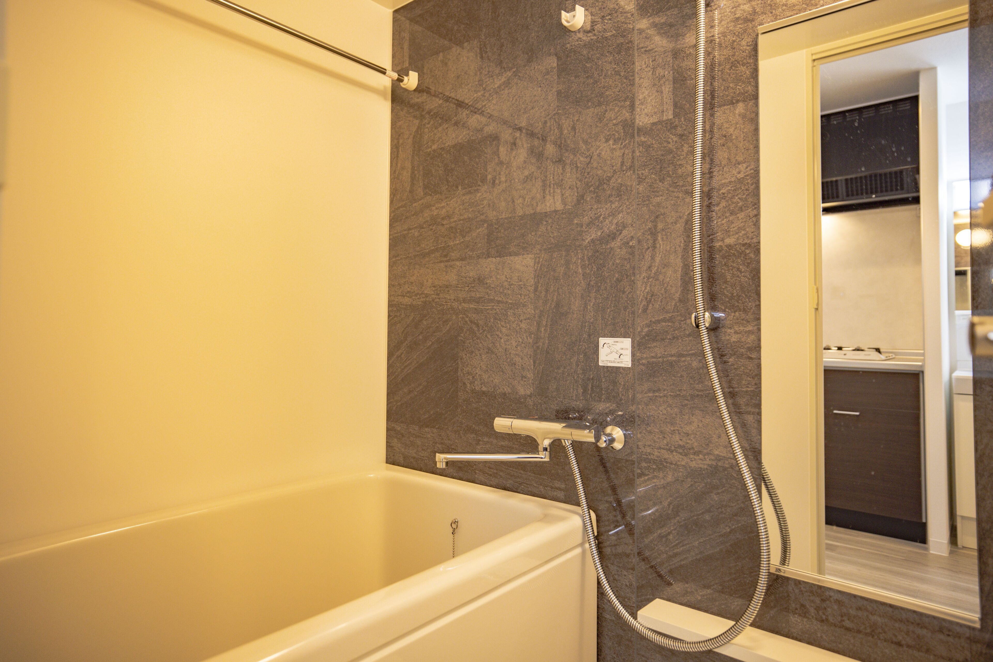 Combined shower/tub, rainfall showerhead, free toiletries, hair dryer