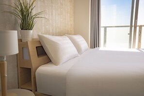 Desk, laptop workspace, free WiFi, bed sheets - RTI Tennoji (Osaka)