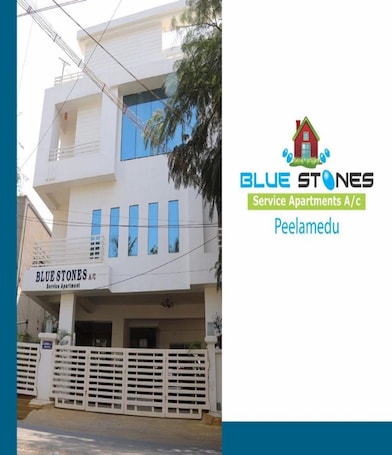 Fachada de la propiedad. Blue Stones Service Apartment
