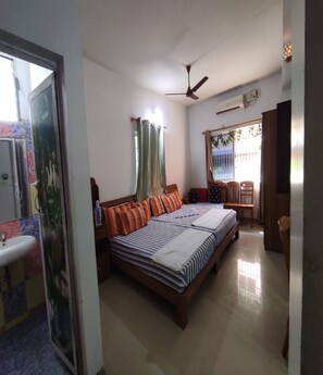 Egyptian cotton sheets, premium bedding, desk, free WiFi - Blue Stones Service Apartment (Coimbatore)