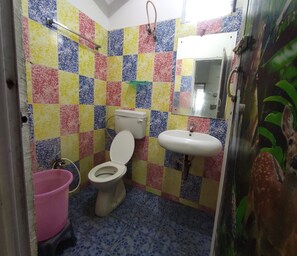 Shower, rainfall showerhead, towels - Blue Stones Service Apartment (Coimbatore)