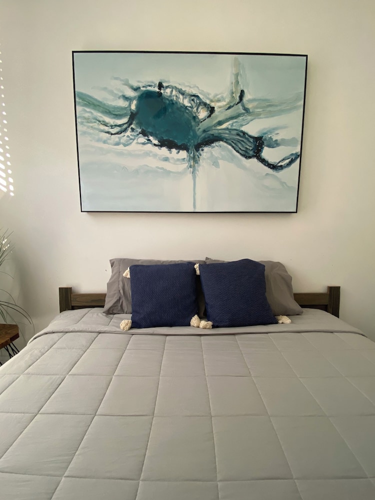 Cozy French Quarter Getaway 2 minute walk to Bourbon street New