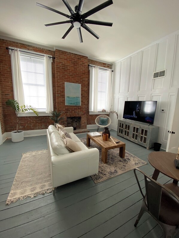 Smart TV - Cozy  French Quarter Getaway 2 minute walk to Bourbon street (New Orleans)