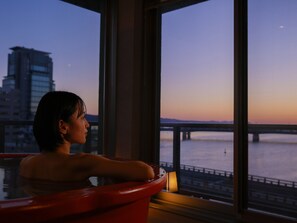 Chambre avec lits jumeaux, non-fumeurs (4th Floor, with Observation Bath) | Salle de bain | Douche, articles de toilette gratuits, sèche-cheveux, chaussons