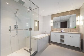 Deluxe-Apartment, 4 Schlafzimmer | Badezimmer | Duschwanne, kostenlose Toilettenartikel, Haartrockner, Bidet