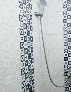 Economy Twin Room | Bathroom | Shower