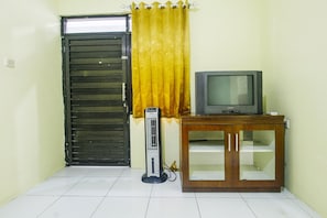 Basic Double Room | Laptop workspace, free WiFi, bed sheets