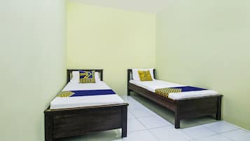 Kamar Twin Ekonomi | Ruang kerja ramah laptop, Wi-Fi gratis, dan seprai linen