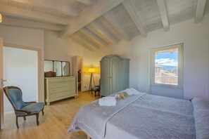 Perhehuoneisto, useita makuuhuoneita, 2 kylpyhuonetta (Henry-Historic Center 300m From Lake) | 4 makuuhuonetta, ilmainen Wi-Fi, vuodevaatteet