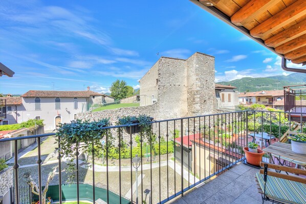 Appartamento familiare, 4 camere da letto, 2 bagni (Henry-Historic Center 300m From Lake) | Balcone
