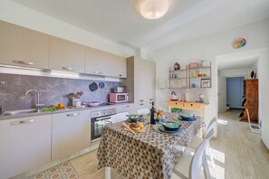 Departamento familiar, varias habitaciones, 2 baños (Henry-Historic Center 300m From Lake) | Cocina privada | Refrigerador, horno, parrilla de estufa y lavavajillas 