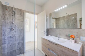 Familienapartment, Mehrere Schlafzimmer, 2 Bäder (Henry-Historic Center 300m From Lake) | Badezimmer | Dusche, Bidet, Handtücher, Seife