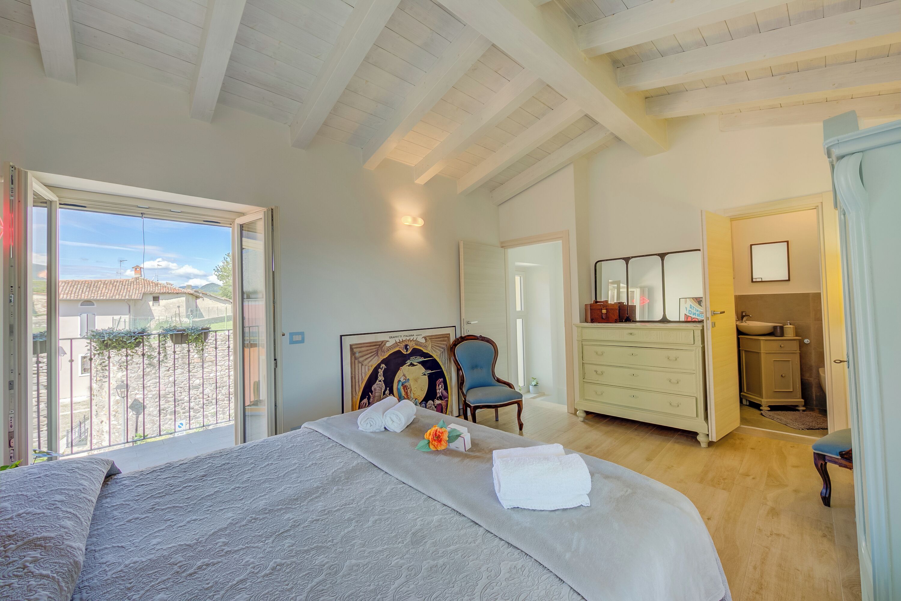Family Apartment, Multiple Bedrooms, 2 Bathrooms (Henry-Historic Center 300m From Lake) | 4 bedrooms, free WiFi, bed sheets