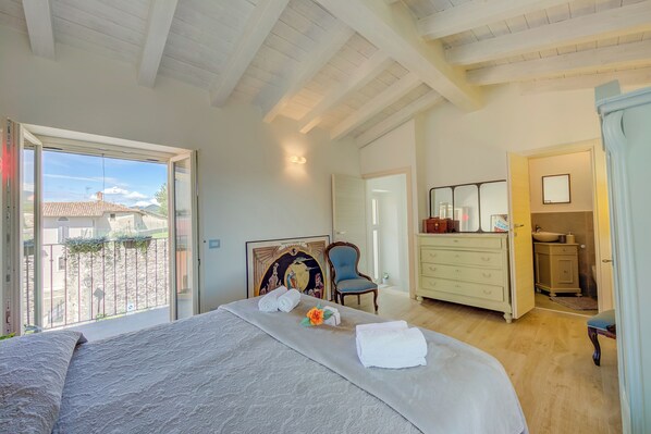 Departamento familiar, varias habitaciones, 2 baños (Henry-Historic Center 300m From Lake) | 4 habitaciones, wifi gratis y ropa de cama 