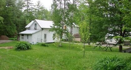 the Corner cottage: Overlooking Hayden Brook, Steps to Lakewood Summer Theater