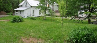 the Corner cottage: Overlooking Hayden Brook, Steps to Lakewood Summer Theater