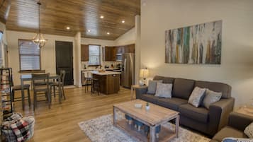 Smart TV, chimenea y libros
