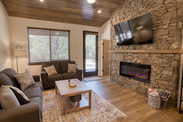 Smart-tv, een open haard en boeken