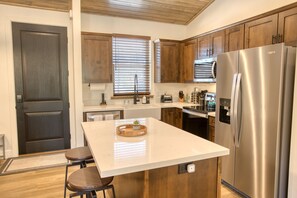 Een koelkast, een microgolfoven, een oven, een kookplaat