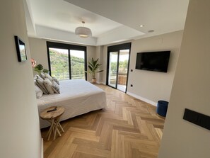 7 Schlafzimmer, Zimmersafe, Schreibtisch, Bügeleisen/Bügelbrett