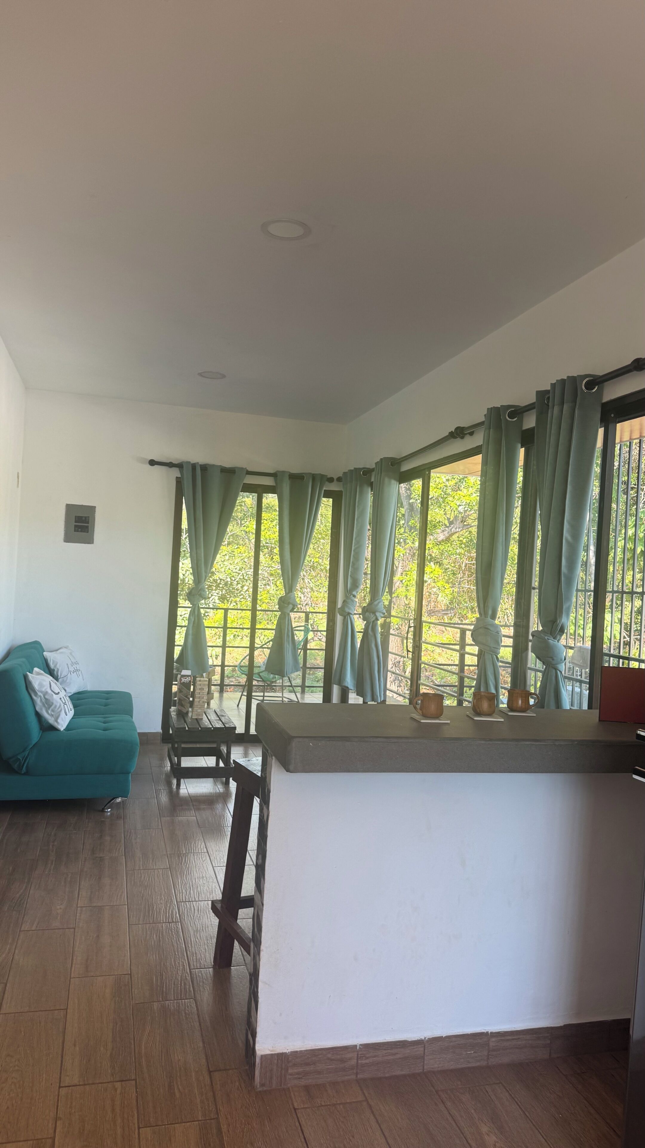 Una habitación con cocina, una mesa de comedor y un sofá.