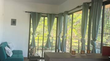 Una habitación con cocina, una mesa de comedor y un sofá.